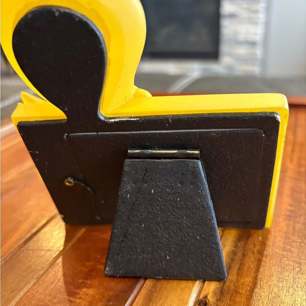 Vintage Looney Tunes Tweety Bird picture frame produced for Six Flags